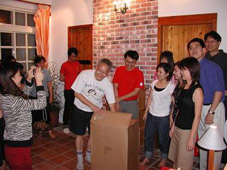 2003 (13).jpg - Jun 20, 2003  迎新送舊(老師家中聚餐) [Lab newcomer welcome party (Prof. Shiau's house)]-1